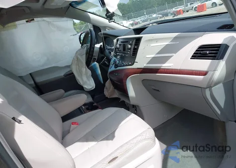 2013 Toyota Sienna Xle V6 8 Passenger z USA, uszkodzony, nr VIN 5TDYK3DC8DS310323